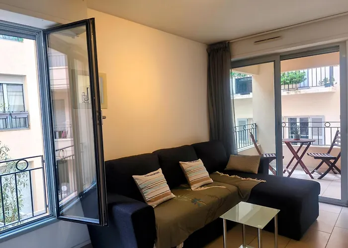 Quiet 400m Palais & 100m Daire *