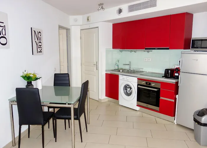 Quiet 400m Palais & 100m Apartman